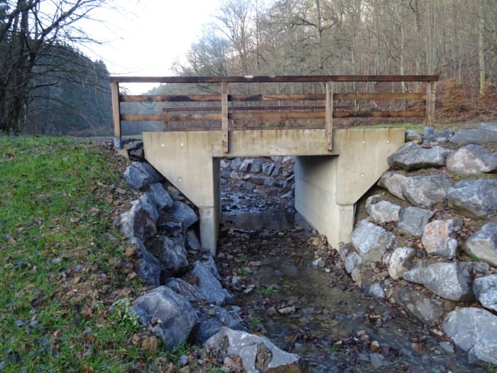 Abb1_Wanderhindernisse | Kreisverwaltung Ahrweiler Brückenbauwerk ersetzt ehemalige Bachverrohrung und ermöglicht Bachlebewesen barrierefreies Wandern