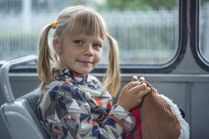 | Kreisverwaltung Ahrweiler Child Girl Bus Happy - LuidmilaKot / Pixabay
