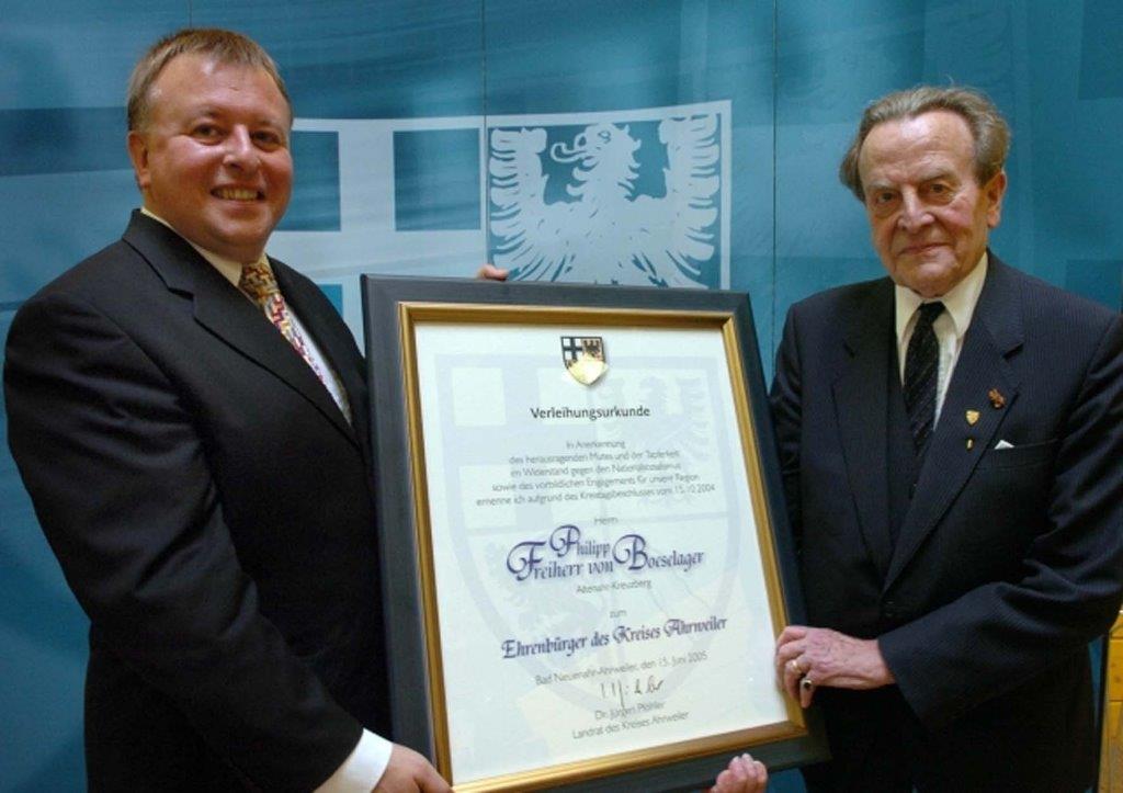 Boeselager-und-LR-mit-Urkunde_Gaus | Kreisverwaltung Ahrweiler