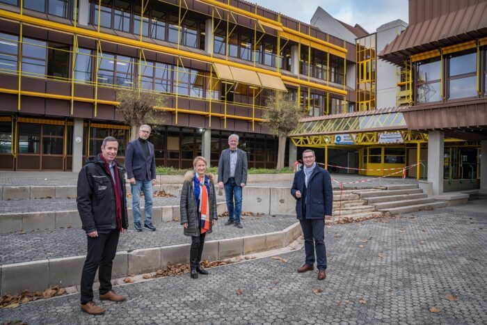 Foto-PM_BBS_nach-der-Flut_Gruppenfoto_Risse_KV-Ahrweiler | Kreisverwaltung Ahrweiler