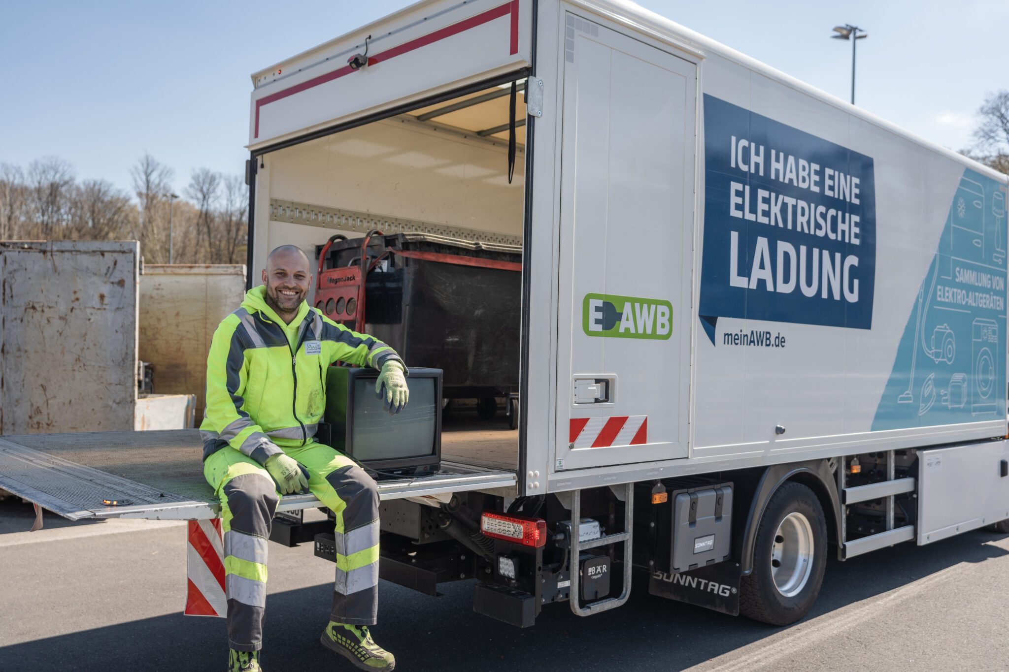 AWB setzt auf E-Mobilität: Neuer E-LKW reduziert CO₂-Ausstoß ...